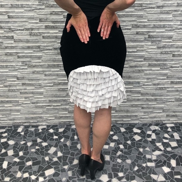 High-Waist pencil skirt with back ruffles - Picture 1 of 9